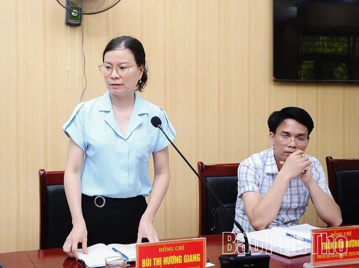 Đồng chí Bùi Thị Hương Giang - Bí thư Đảng ủy xã Liên Hòa phát biểu tại hội nghị.