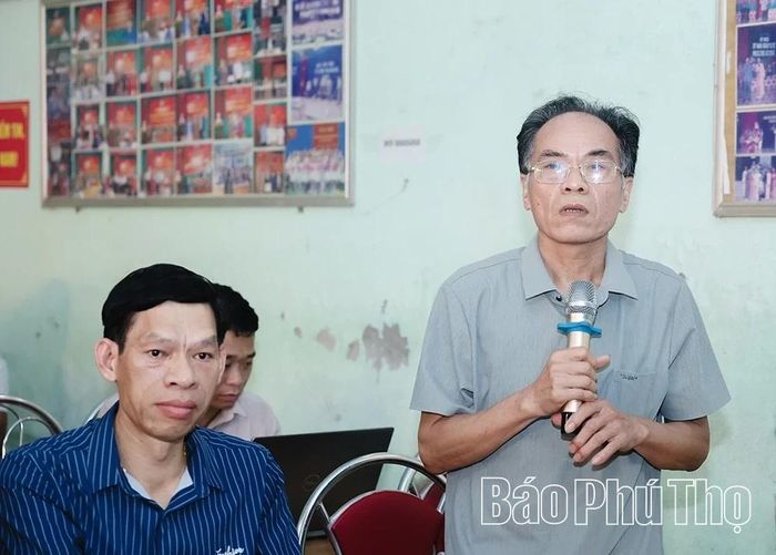 Các đảng viên thảo luận tại buổi sinh hoạt.
