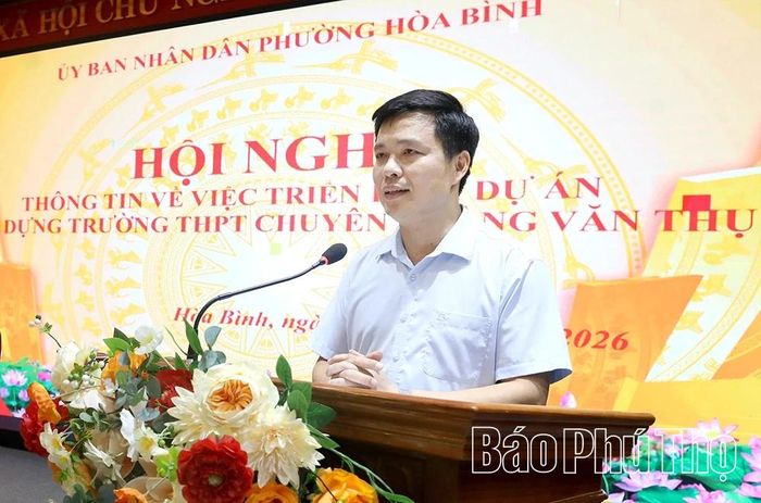 Đồng chí Nguyễn Đức Dũng - Ủy viên Ban Thường vụ Tỉnh ủy, Bí thư Đảng ủy, Chủ tịch HĐND phường Hòa Bình phát biểu tại hội nghị.