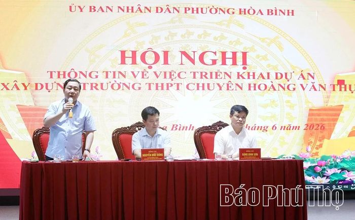 Đại diện Ban Quản lý dự án khu vực Hòa Bình thông tin với người dân về dự án.