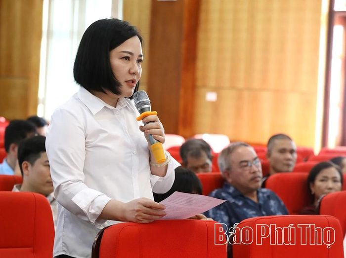Các hộ dân phát biểu ý kiến tại hội nghị.