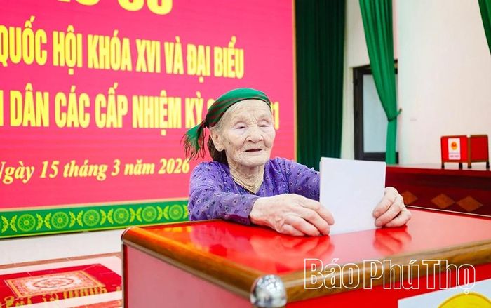 Lá phiếu mang theo niềm tin và sự kỳ vọng của người dân đối với đại biểu HĐND các cấp nhiệm kỳ 2026-2031.