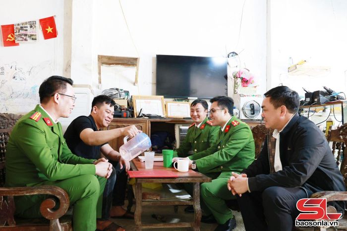 Công an xã Pắc Ngà thường xuyên bám nắm địa bàn, tuyên truyền phổ biến pháp luật cho nhân dân.