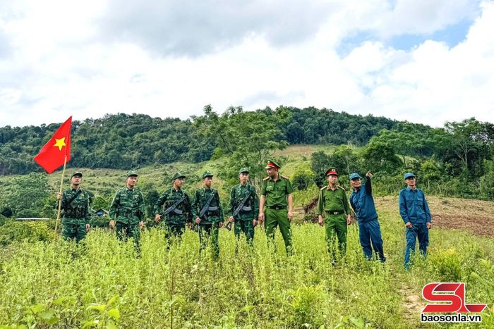 Công an xã Chiềng Sơn phối hợp với các lực lượng tuần tra địa bàn biên giới.