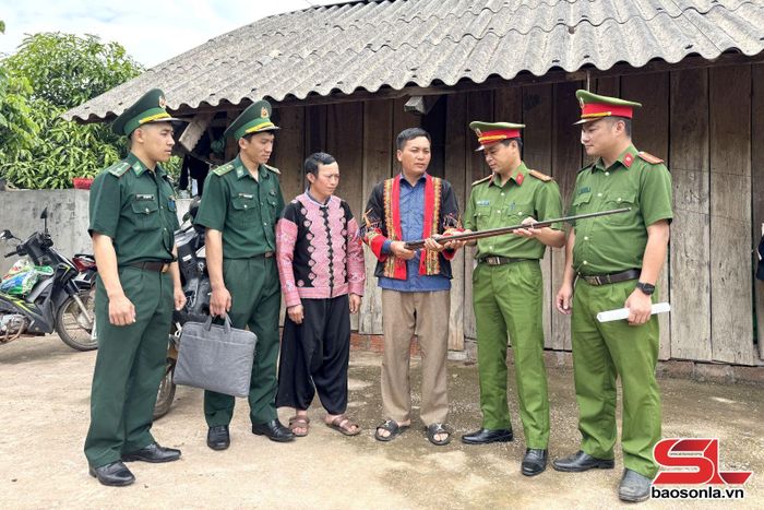 Lực lượng Công an xã Chiềng Sơn phối hợp với Đồn Biên phòng Chiềng Sơn tuyên truyền người dân không tàng trữ, sử dụng vũ khí vật liệu nổ, công cụ hỗ trợ.