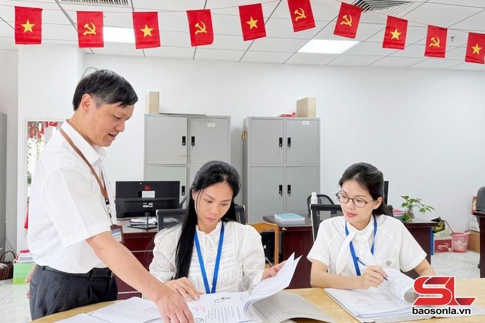 Cán bộ Sở Nội vụ rà soát hệ thống văn bản quy phạm pháp luật phục vụ công tác quản lý nhà nước.