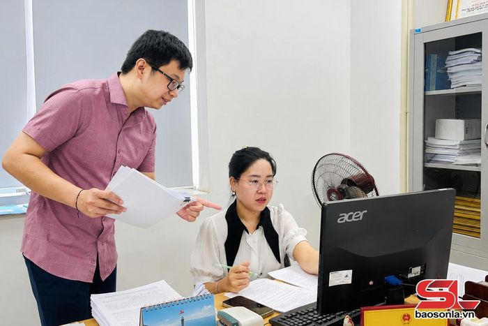 Cán bộ Sở Tư pháp rà soát, đối chiếu các văn bản quy phạm pháp luật.