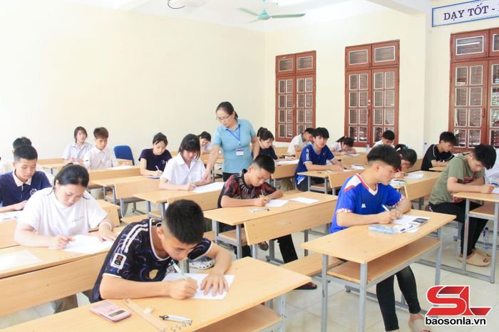 Hướng dẫn thí sinh điền thông tin vào giấy thi tại điểm thi Trường THCS &amp; THPT Nguyễn Du.
