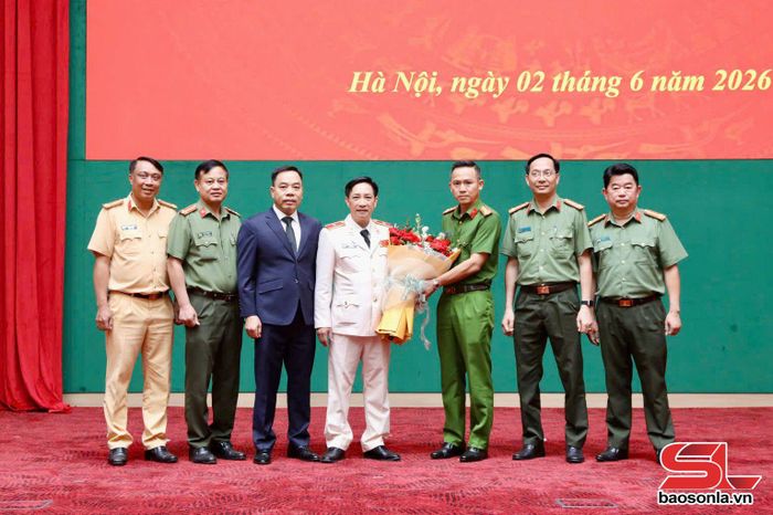 Ban Giám đốc và đại diện lãnh đạo các Phòng nghiệp vụ Công an tỉnh Sơn La chúc mừng Thiếu tướng Nguyễn Minh Tuấn