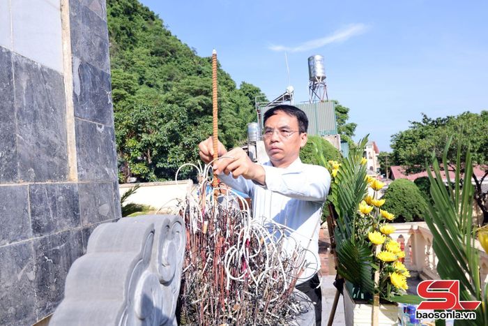 Đại biểu dâng hương tại Nghĩa trang liệt sĩ phường Tô Hiệu.
