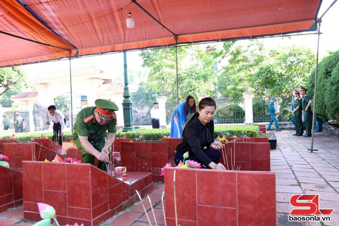 Đại biểu thắp hương tưởng niệm các Anh hùng liệt sĩ tại Nghĩa trang liệt sĩ phường Tô Hiệu.