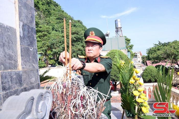 Đại biểu dâng hương tại Nghĩa trang liệt sĩ phường Tô Hiệu.