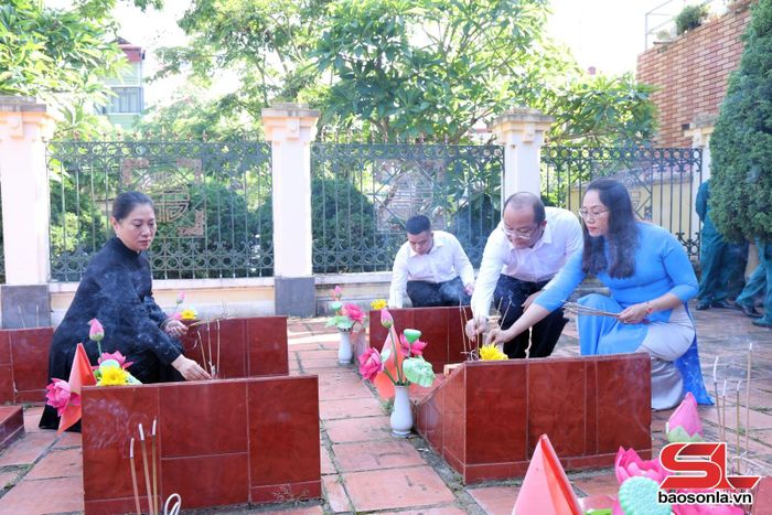Đại biểu thắp hương tưởng niệm các Anh hùng liệt sĩ tại Nghĩa trang liệt sĩ phường Tô Hiệu.