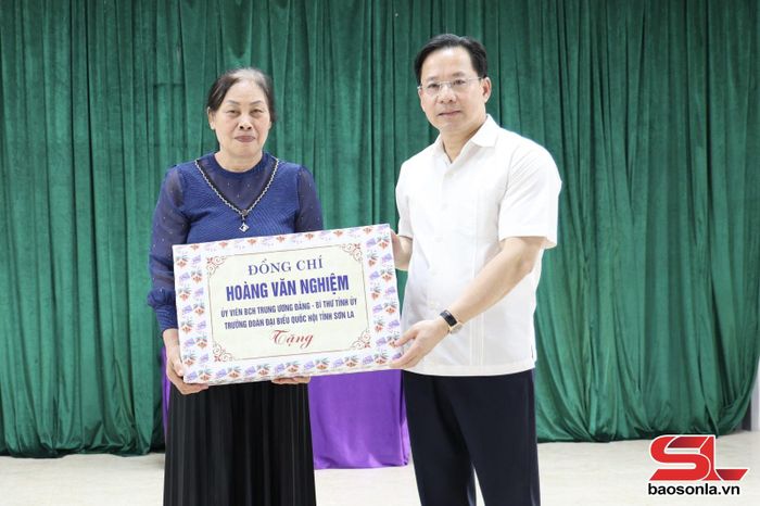 Đồng chí Bí thư Tỉnh ủy tặng quà Chi bộ bản Mé Ban.