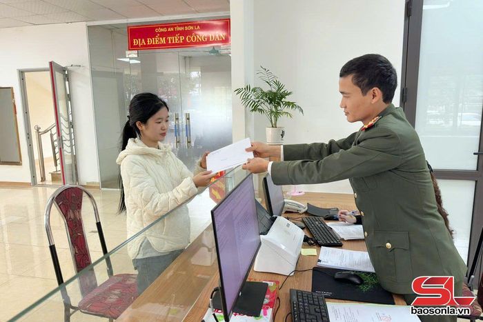 Bộ phận cấp phiếu lý lịch tư pháp, Phòng Hồ sơ, Công an tỉnh trả kết quả cho người dân đúng quy định.