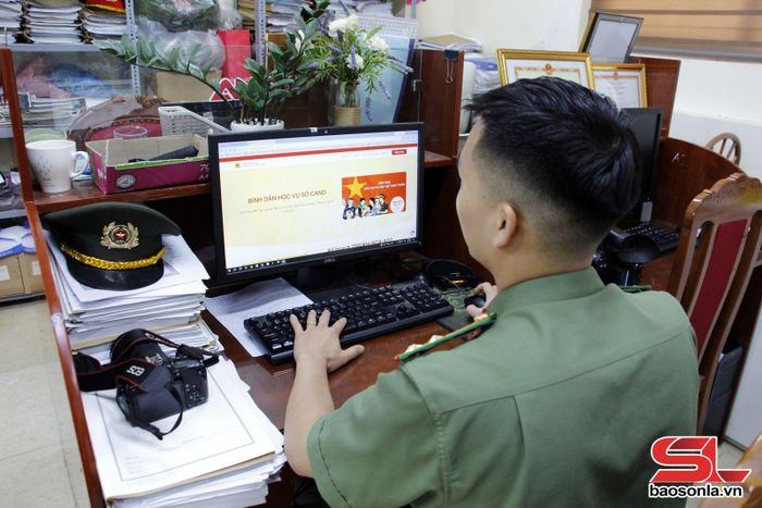 Cán bộ Phòng Công tác đảng và công tác chính trị, Công an tỉnh tham gia khóa học trong phong trào “Bình dân học vụ số”.