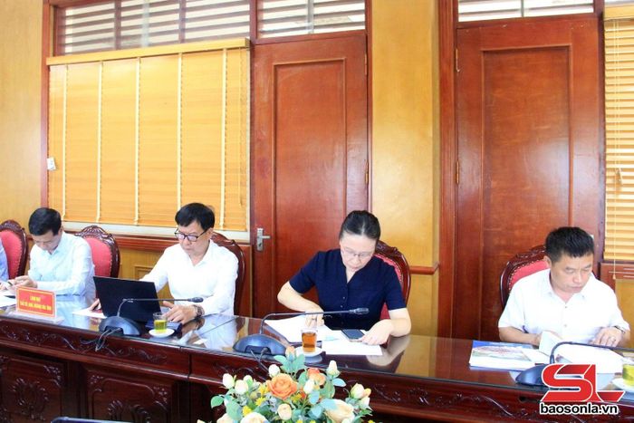 Lãnh đạo các sở, ngành dự cuộc làm việc.