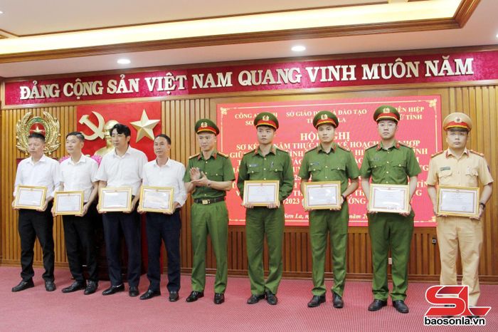 Các cá nhân nhận giấy khen có thành tích trong triển khai kế hoạch phối hợp giữa Công an tỉnh và Sở Giáo dục và Đào tạo.