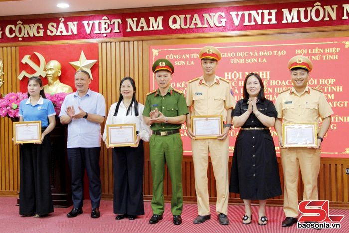 Các tập thể nhận giấy khen trong thực hiện kế hoạch phối hợp giữa Công an tỉnh và Hội LHPN tỉnh.