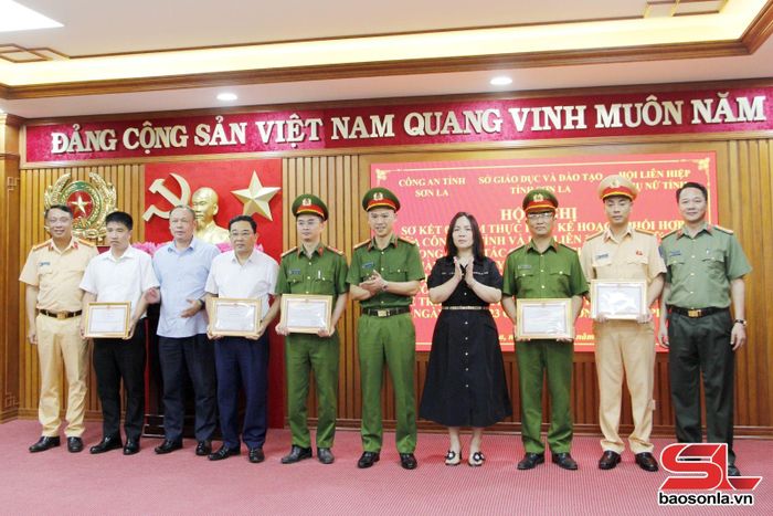 Các tập thể nhận giấy khen trong thực hiện kế hoạch phối hợp giữa Công an tỉnh và Sở Giáo dục và Đào tạo.