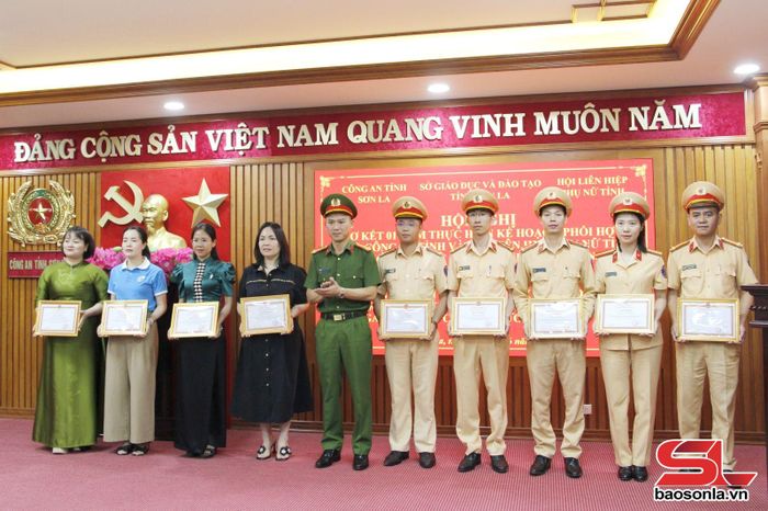 Các cá nhân nhận giấy khen trong thực hiện kế hoạch phối hợp giữa Công an tỉnh và Hội LHPN tỉnh.