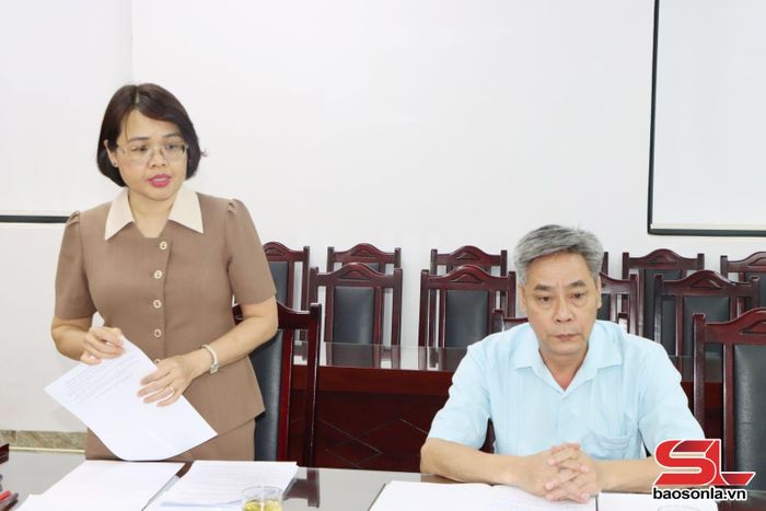 Đồng chí Trưởng Ban Tuyên giáo và Dân vận Tỉnh ủy, Phó trưởng ban Thường trực Ban tổ chức hội thi phát biểu tại cuộc họp.