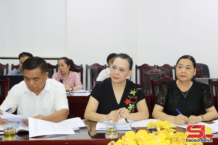 Các đại biểu dự cuộc họp.