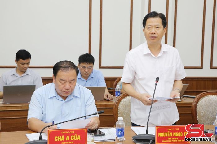 Lãnh đạo Văn phòng Tỉnh ủy báo cáo tại cuộc họp.