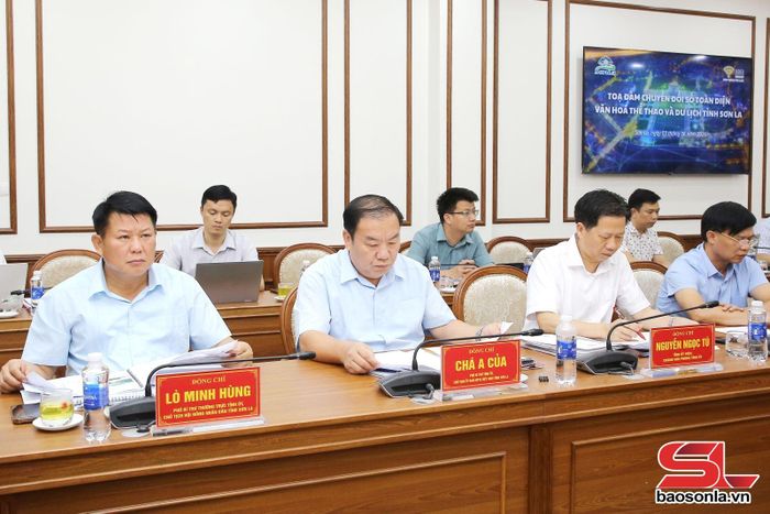 Các đại biểu dự cuộc họp.