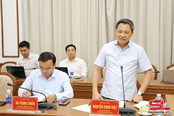Đồng chí Chủ tịch UBND tỉnh, phát biểu tại cuộc họp.