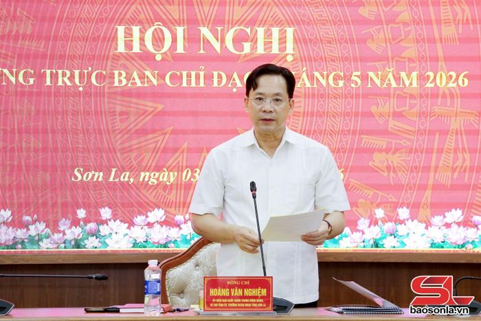 Đồng chí Bí thư Tỉnh ủy phát biểu tại cuộc họp.
