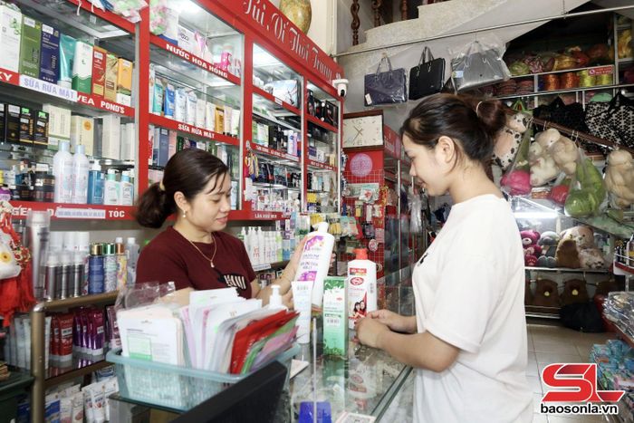 Nhân dân mua sắm tại cửa hàng mỹ phẩm trên địa bàn xã.