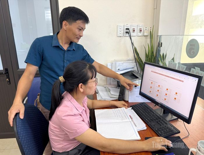 Chị Lý Thị Vân Anh, chuyên viên Trung tâm phục vụ hành chính công phường Bình Thuận luôn phải hiển thị các tab hệ thống thông tin của các ngành để tra cứu, đối soát.