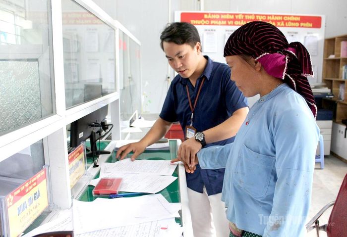 Chuyên viên Trung tâm phục vụ hành chính công xã Lũng Phìn hỗ trợ người dân thực hiện các thủ tục hành chính.