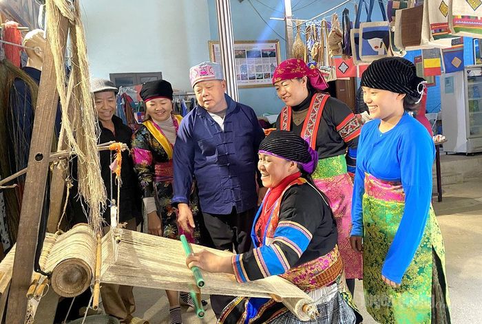 Nghề dệt lanh truyền thống của người Mông - “Tài sản văn hóa” của vùng di sản.