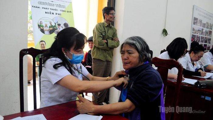 Hội Bảo trợ Người khuyết tật và Trẻ mồ côi tỉnh Tuyên Quang phối hợp với Nhóm Chung tay vì sức khỏe cộng đồng Việt Nam - Hà Nội khám, cấp thuốc miễn phí cho người khuyết tật, cao tuổi xã Đông Thọ.