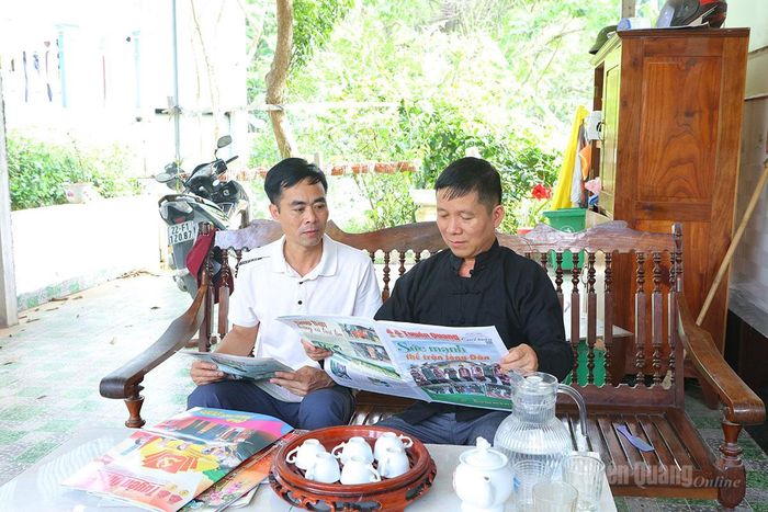 Người có uy tín xã Tri Phú được cấp phát báo miễn phí.