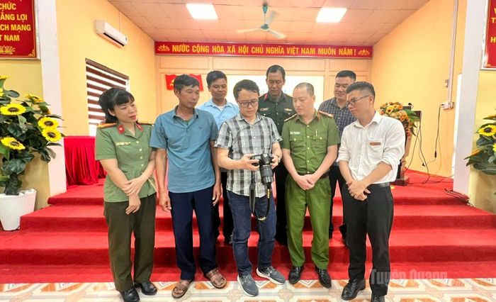 Báo cáo viên Báo và phát thanh truyền hình Tuyên Quang hướng dẫn các học viên cách chụp ảnh.