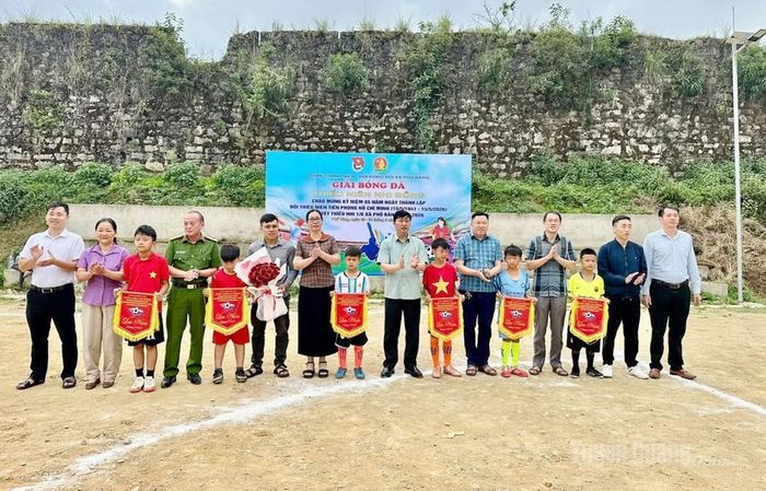 Đoàn xã Phố Bảng tổ chức giải bóng đá Thiếu niên nhi đồng.