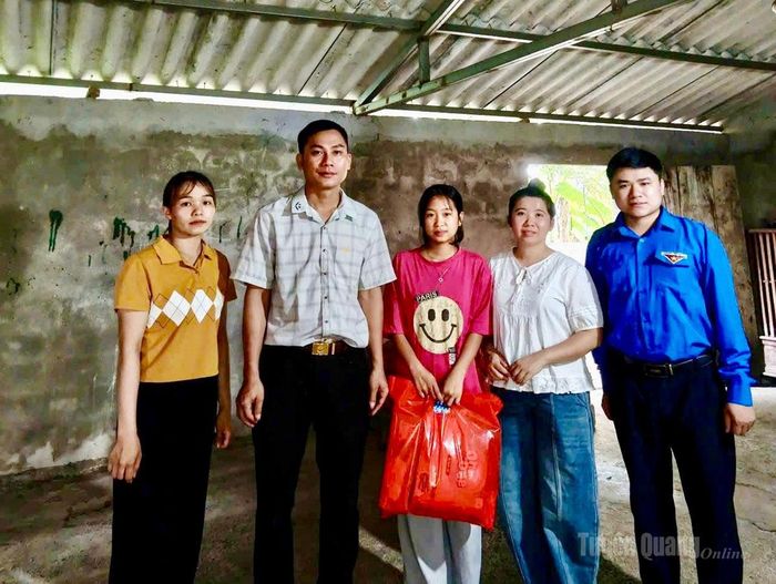Đoàn xã Giáp Trung trao tặng quà cho thiếu nhi có hoàn cảnh khó khăn.