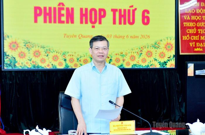 Đồng chí Nguyễn Văn Sơn, Chủ tịch HĐND tỉnh kết luận phiên họp.