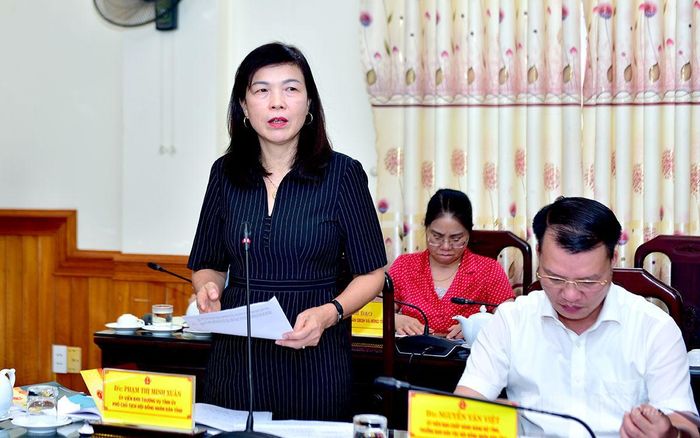 Phó Chủ tịch HĐND tỉnh Phạm Thị Minh Xuân phát biểu ý kiến tại phiên họp.