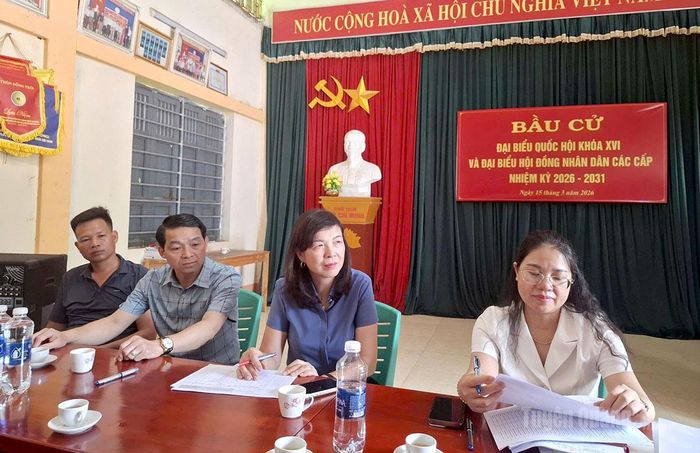 Đồng chí Phó Chủ tịch HĐND tỉnh Phạm Thị Minh Xuân nắm tình hình việc thực hiện việc sắp xếp thôn tại xã Bình Ca.