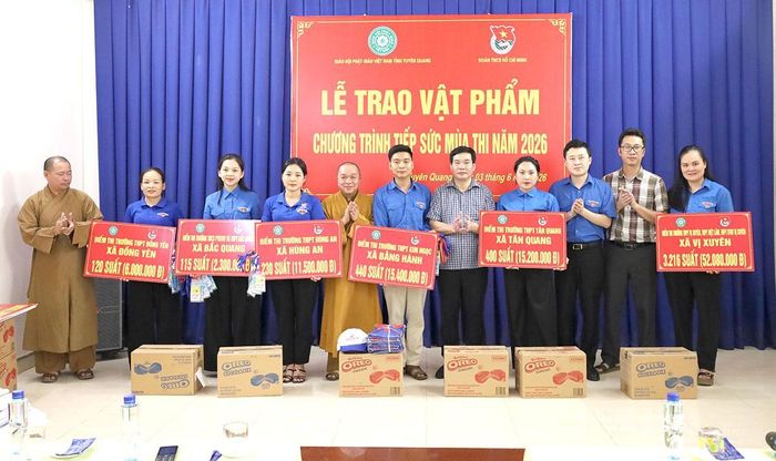 Đại diện các điểm thi tiếp nhận vật phẩm hỗ trợ từ Chương trình Tiếp sức mùa thi năm 2026.