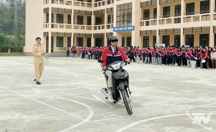 Học sinh Trường PTDTNT THPT số 2 Thái Nguyên thực hành kỹ năng điều khiển xe gắn máy an toàn trong chương trình ngoại khóa về an toàn giao thông.