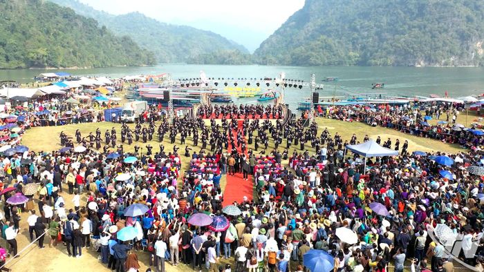 Lễ hội Lồng tồng Ba Bể thu hút đông đảo du khách tham quan.