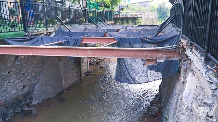 Một số kết cấu dầm sắt, lưới che chắn còn tồn tại phía trên lòng suối Làng Đanh, tiềm ẩn nguy cơ cản trở dòng chảy khi xảy ra mưa lớn.