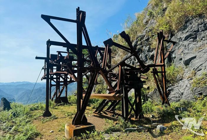 Phế tích còn sót lại của hệ thống cáp tời quặng trên đỉnh Phja Khao.