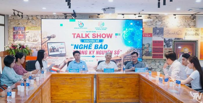 Các đại biểu tham dự talkshow chuyên đề “Nghề báo trong kỷ nguyên số”.