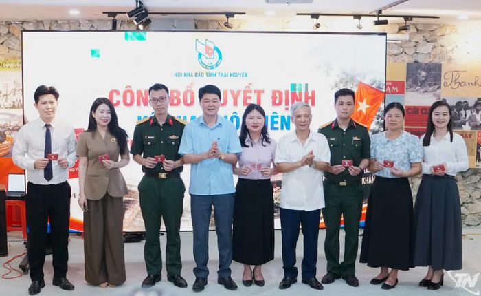Lãnh đạo Hội Nhà báo tỉnh Thái Nguyên trao thẻ hội viên mới.